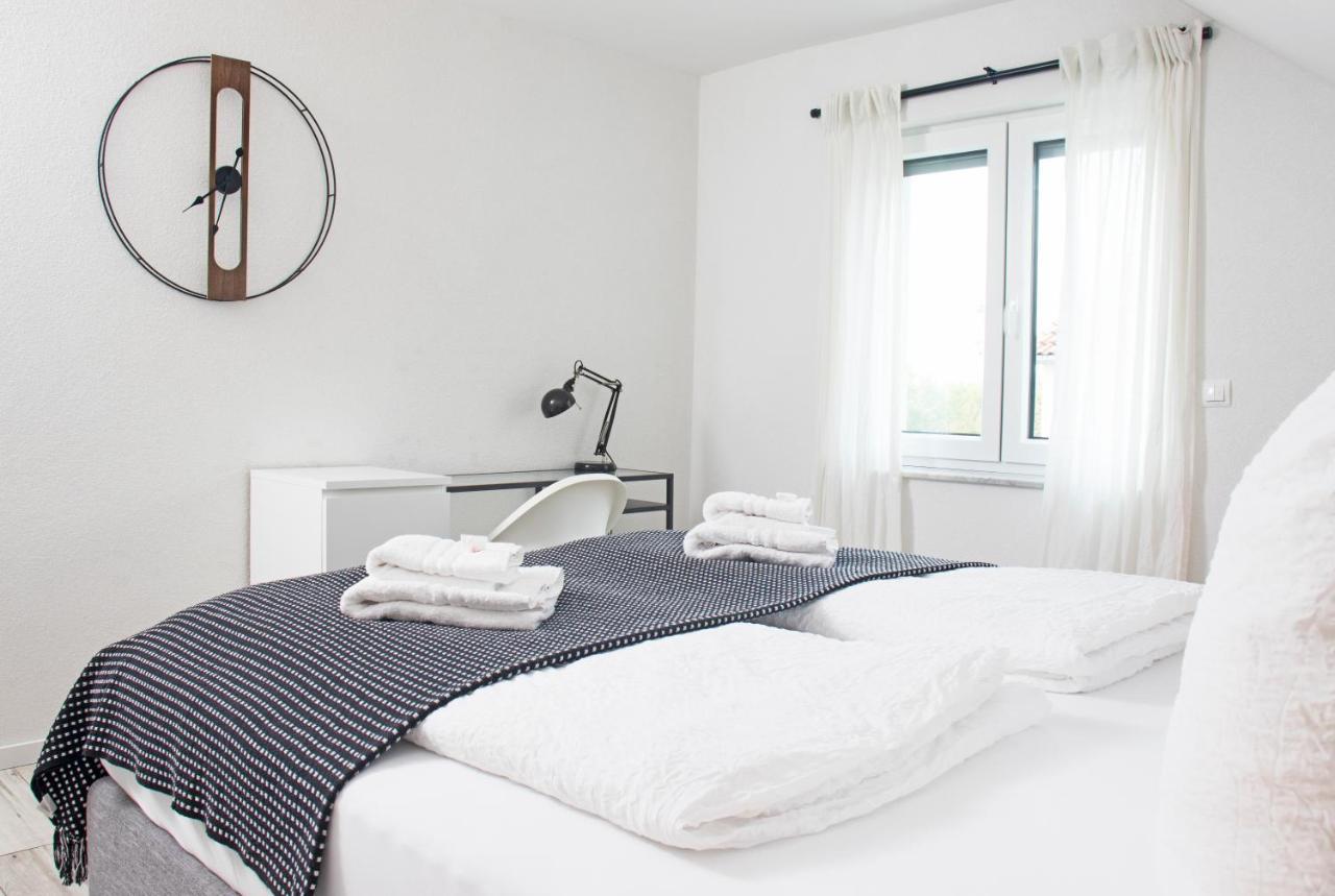 Blackncozy - Design Mit Boxspringbett Und Balkon Apartment Lorrach